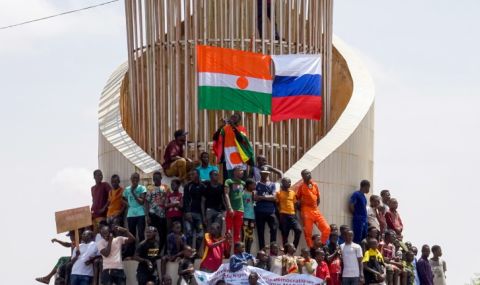 Привърженици на хунтата в Нигер демонстрираха край френската военна база в столицата - 1