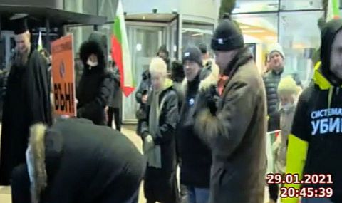 Протестиращи поискаха оставката на здравния министър пред БНТ - 1