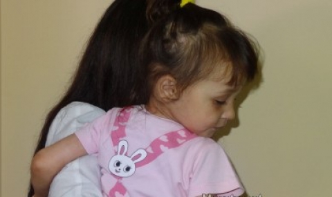 Изписаха от болницата битата 2-годишна Сияна - 1