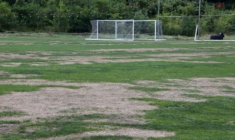 Момче на 16 години почина на игрище в Долна баня - 1