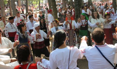 Очакват повече от 20 000 гости на Международния фестивал на фолклорната носия край Жеравна - 1