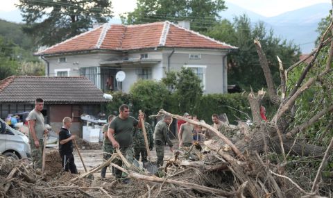Близо 100 военнослужещи отстраняват щети от наводнението в три населени места в Карловско - 1