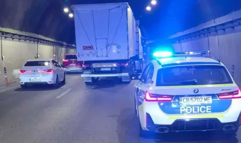 Аварирал ТИР затруднява движението в тунел на АМ „Хемус“ към София