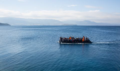 Десетки мигранти се опитаха да влязат в Испания с плуване - 1