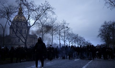 Трета вълна на протести срещу пенсионната реформа във Франция продължава да оказва натиск върху Макрон - 1
