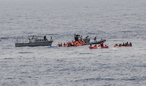 Спасиха 19 мигранти от потъваща лодка в Ла Манша - 1