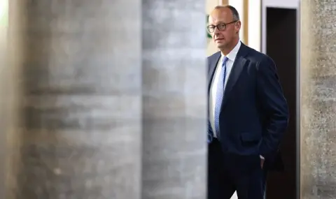 Bloomberg: Канцлерът Мерц подкрепи прехвърлянето на приходи от руски активи към Украйна - 1