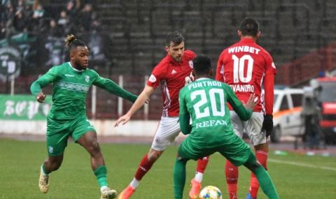 Един от основните футболисти на ЦСКА поискал да получи жълт картон, но съдията му отказал - 1