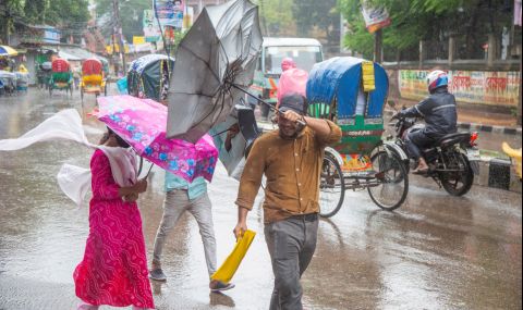 Циклонът Ситранг взе най-малко 13 жертви и наводни райони в Бангладеш  - 1