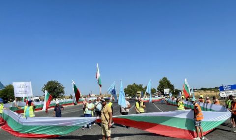 Работници на „Автомагистрали - Черно море” блокират Ришкия и Айтоския проход - 1