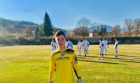 13-годишен вратар дебютира в мъжкия футбол в България - 1