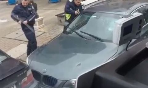 Оставиха в ареста мъжа барикадирал се в колата си в София - 1