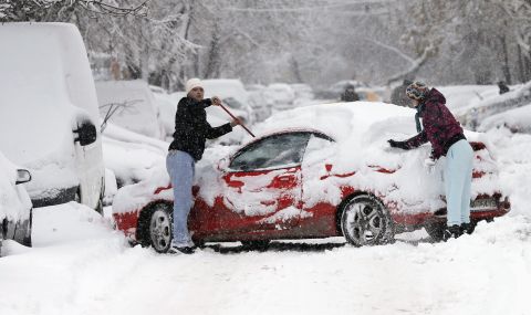 Пет метра сняг покри път в Румъния - 1