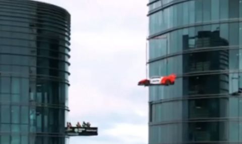 Кой и защо качи ултраскъп McLaren в апартамент на 57-ия етаж? (ВИДЕО)  - 1