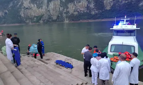 Буря преобърна туристически лодки в Китай: най-малко 9 загинали и 1 изчезнал - 1