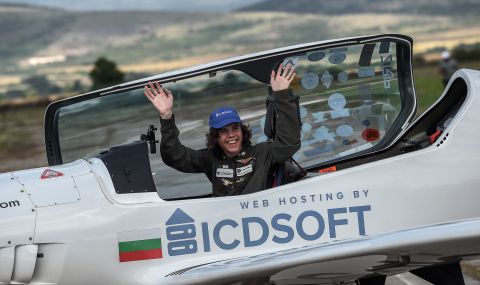 Световен рекорд: 17-годишният пилот Мак Ръдърфорд кацна в Радомир - 1