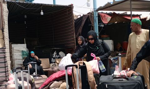 Йеменски и сирийски бежанци молят за помощ в Судан - 1