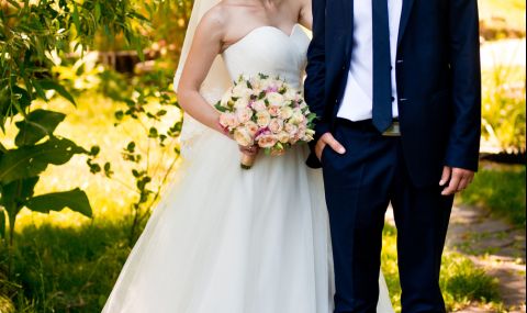 Мъж изскочи изпод роклята на булката, а младоженецът... (ВИДЕО) - 1