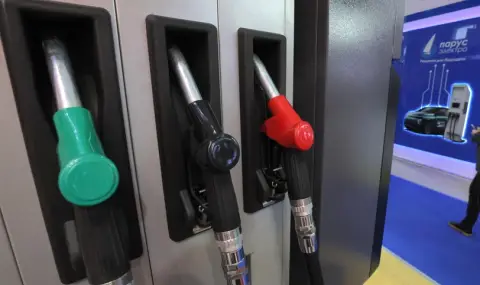 Тръмп налага 100% мита на купувачите на руски петрол  - 1