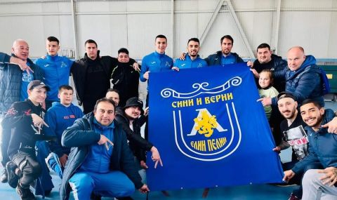 Футболистите на Левски "взривиха" училище в Елин Пелин - 1