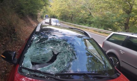 Камък падна върху кола на пътя между Симитли и Кресна, пострада жена - 1
