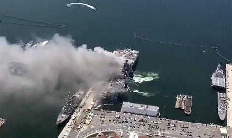 Пожар на борда! 21 души пострадаха при взрив на американски десантен кораб (ВИДЕО) - 1