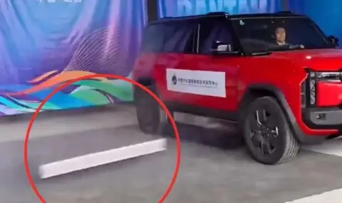 Електрическа кола, която „изхвърля“ батерията си по време на пожар - 1