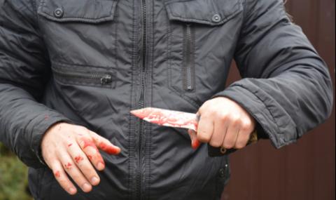 Кърваво нападение в Бургас! Мъж намушка съгражданин във врата и гърдите - 1