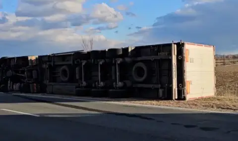 ТИР се преобърна в пропаст край Прохода на Републиката, шофьорът загина
