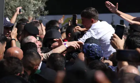 Ликуващи тълпи посрещнаха освободените палестински затворници - 1