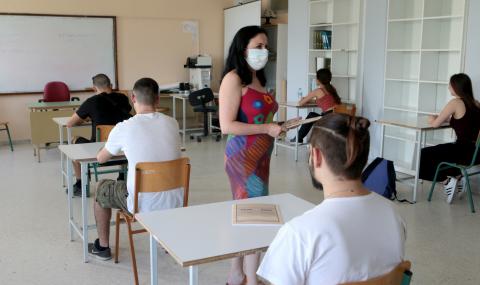 Учебната година в Гърция започва със задължителни маски - 1