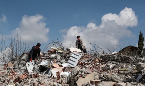 Пететажна сграда, силно повредена при унищожителните земетресения, се срути днес в Малатия - 1