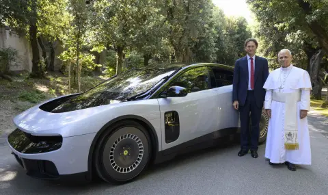 Папа Лъв XIV седна зад волана на новото електрическо Ferrari (ВИДЕО) - 1