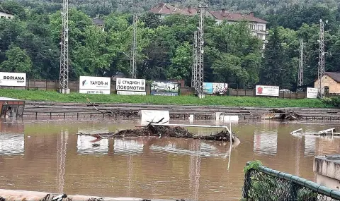 Стадион „Локомотив“ в Дряново е под вода след поройните дъждове - 1