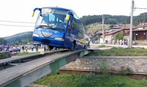На косъм от трагедия: Спасиха 50 пътници от опасно аварирал автобус в Копривщица - 1