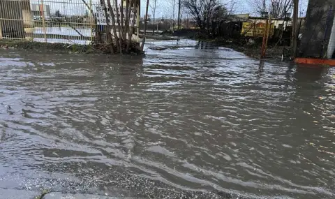 Силна гръмотевична буря се разрази над Бургас тази сутрин