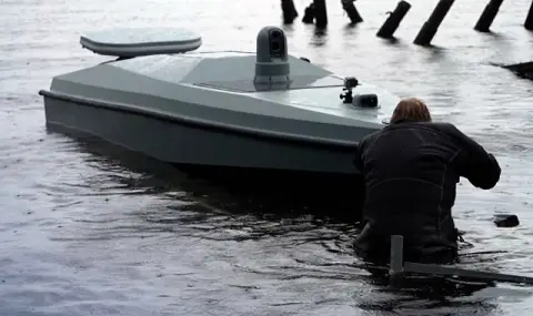 Войната в Черно море! Русия търси средства за борба със смъртоносните украински безпилотни катери (ВИДЕО) - 1