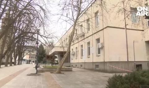Разпада се фасадата на Стопанската академия в Свищов - 1