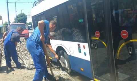 Бургаски тролейбус пропадна в улична дупка - 1