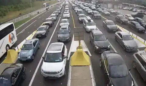 Интензивен трафик на леки автомобили на ГКПП „Калотина“ - 1