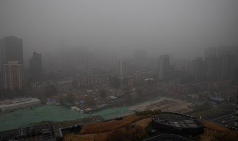 Човешка дейност! Гъст смог обгърна Пекин - 1