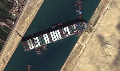 Продължават опитите да освободят 400-метровия контейнеровоз, блокирал Суецкия канал (СНИМКИ) - 1