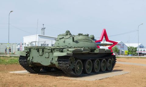 Путин отчаяно вади от музеите остарели танкове Т-62 - 1