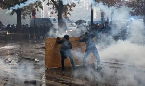 Nearly 1,000 arrested in new protests in France - 1
