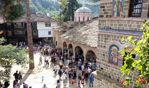 Хиляди се поклониха в Троянския манастир - 1