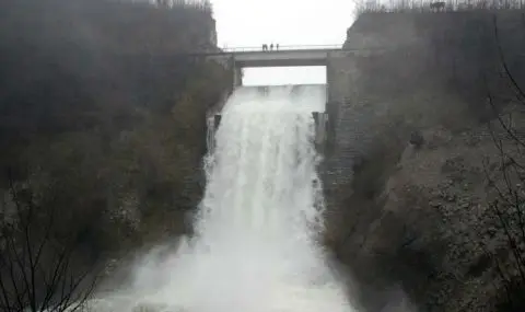 Язовир "Ивайловград" продължава да прелива - 1