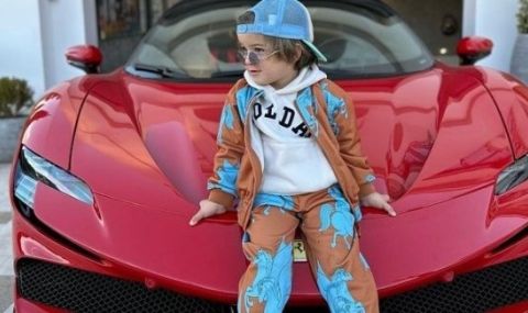 Турски мотоциклетен състезател научи тригодишния си син да кара Ferrari (ВИДЕО) - 1