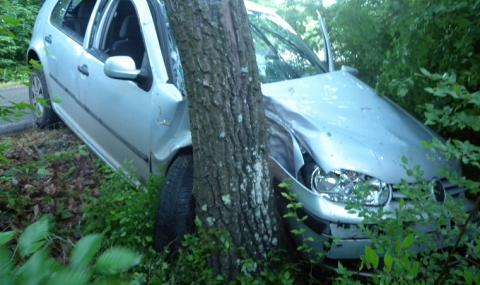 Пиян шофьор се размаза в дърво, рани двамата си спътници - 1
