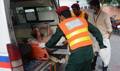 Двадесет души загинаха при сблъсък на автобус с бензиновоз в Пакистан - 1