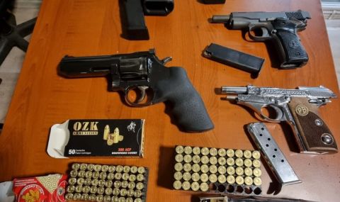 Турчинът, опитал да влезе в България с осем пистолета, остава в ареста - 1